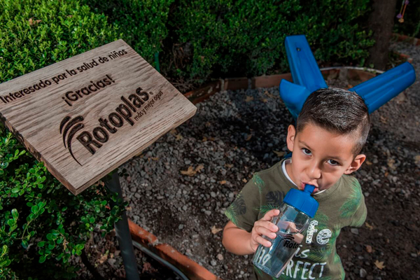 Fotografía Shooting Rotoplas Niño Tomando Agua