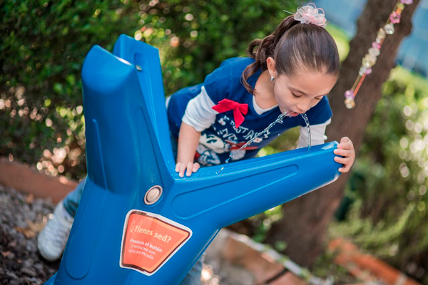 Fotografía Shooting Rotoplas Niña Bebiendo Agua de Botella