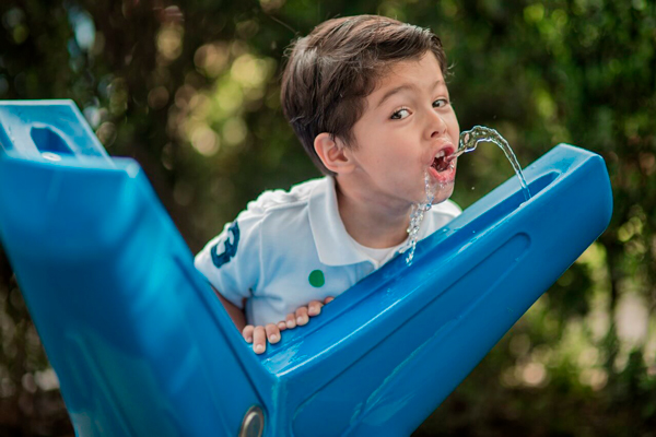 Fotografía Shooting Rotoplas Niño Bebiendo Agua del Bebedero